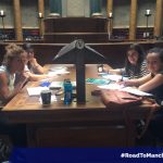 Las chicas estudiando en la biblioteca